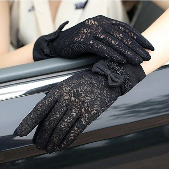 Accessories - Black lace gloves